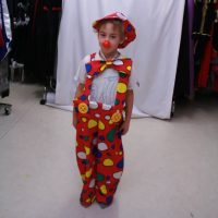 clownsbroek met pet en strik huurprijs € 10